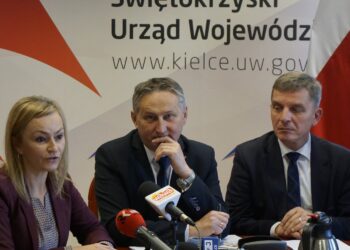 05.12.2019 Kielce. Podsumowanie programu Senior Plus. Na zdjęciu od lewej: Ewa Kopolovets - dyrektor Wydziału Polityki Społecznej i Zdrowia w Świętokrzyskim Urzędzie Wojewódzkim, Zbigniew Koniusz - wojewoda świętokrzyski, Andrzej Pruś - doradca wojewody, przewodniczący sejmiku województwa świętokrzyskiego / Michał Kita / Radio Kielce