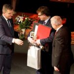 19.12.2019. Kielce. Gala XXI Świętokrzyskiej Nagrody Jakości. Na zdjęciu (od lewej): Andrzej Pruś - przewodniczący sejmiku województwa świętokrzyskiego i Andrzej Bętkowski - marszałek województwa świętokrzyskiego. Na zdjęciu (od lewej): Andrzej Pruś - przewodniczący sejmiku województwa świętokrzyskiego, Paweł Wojtasik - dyrektor Samodzielnego Publicznego Zespołu Zakładów Opieki Zdrowotnej w Staszowie i Andrzej Bętkowski - marszałek województwa świętokrzyskiego / Piotr Kwaśniewski / Radio Kielce