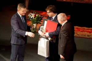 19.12.2019. Kielce. Gala XXI Świętokrzyskiej Nagrody Jakości. Na zdjęciu (od lewej): Andrzej Pruś - przewodniczący sejmiku województwa świętokrzyskiego i Andrzej Bętkowski - marszałek województwa świętokrzyskiego. Na zdjęciu (od lewej): Andrzej Pruś - przewodniczący sejmiku województwa świętokrzyskiego, Paweł Wojtasik - dyrektor Samodzielnego Publicznego Zespołu Zakładów Opieki Zdrowotnej w Staszowie i Andrzej Bętkowski - marszałek województwa świętokrzyskiego / Piotr Kwaśniewski / Radio Kielce