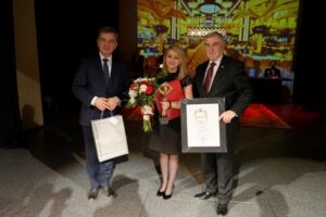 19.12.2019. Kielce. Gala XXI Świętokrzyskiej Nagrody Jakości. Na zdjęciu (od lewej): Andrzej Pruś - przewodniczacy sejmiku województwa świętokrzyskiego, Paulina Połowniak - specjalista ds. ochrony danych w Przedsiębiorstwie Wielobranżowym Paweł Szostak "Vanstar" i Andrzej Bętkowski - marszałek województwa świętokrzyskiego / Piotr Kwaśniewski / Radio Kielce