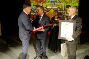 19.12.2019. Kielce. Gala XXI Świętokrzyskiej Nagrody Jakości. Na zdjęciu (od lewej): Zdzisław Wojtycha - prezes zarządu Elporem i Elpoautomatyka Sp. z o.o, Andrzej Pruś - przewodniczący sejmiku województwa świętokrzyskiego i Andrzej Bętkowski - marszałek województwa świętokrzyskiego / Piotr Kwaśniewski / Radio Kielce