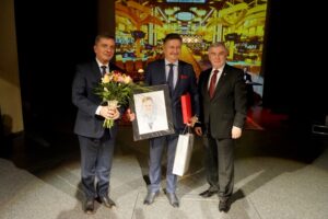 19.12.2019. Kielce. Gala XXI Świętokrzyskiej Nagrody Jakości. Na zdjęciu (od lewej): Andrzej Pruś - przewodniczący sejmiku województwa świętokrzyskiego, Zdzisław Wojtycha - prezes zarządu Elporem i Elpoautomatyka Sp. z o.o i Andrzej Bętkowski - marszałek województwa świętokrzyskiego / Piotr Kwaśniewski / Radio Kielce