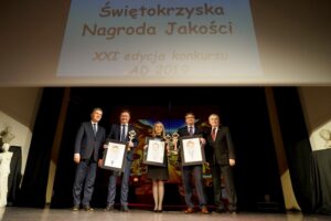 19.12.2019. Kielce. Gala XXI Świętokrzyskiej Nagrody Jakości. Na zdjęciu (od lewej): Andrzej Pruś - przewodniczący sejmiku województwa świętokrzyskiego, Zdzisław Wojtycha - prezes zarządu Elporem i Elpoautomatyka Sp. z o.o, Paulina Połowniak - specjalista ds. ochrony danych w Przedsiębiorstwie Wielobranżowym Paweł Szostak "Vanstar", Paweł Wojtasik - dyrektor Samodzielnego Publicznego Zespołu Zakładów Opieki Zdrowotnej w Staszowie i Andrzej Bętkowski - marszałek województwa świętokrzyskiego / Piotr Kwaśniewski / Radio Kielce