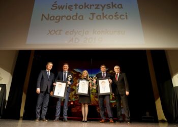 19.12.2019. Kielce. Gala XXI Świętokrzyskiej Nagrody Jakości. Na zdjęciu (od lewej): Andrzej Pruś - przewodniczący sejmiku województwa świętokrzyskiego, Zdzisław Wojtycha - prezes zarządu Elporem i Elpoautomatyka Sp. z o.o, Paulina Połowniak - specjalista ds. ochrony danych w Przedsiębiorstwie Wielobranżowym Paweł Szostak "Vanstar", Paweł Wojtasik - dyrektor Samodzielnego Publicznego Zespołu Zakładów Opieki Zdrowotnej w Staszowie i Andrzej Bętkowski - marszałek województwa świętokrzyskiego / Piotr Kwaśniewski / Radio Kielce