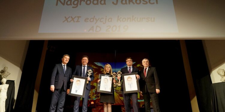 19.12.2019. Kielce. Gala XXI Świętokrzyskiej Nagrody Jakości. Na zdjęciu (od lewej): Andrzej Pruś - przewodniczący sejmiku województwa świętokrzyskiego, Zdzisław Wojtycha - prezes zarządu Elporem i Elpoautomatyka Sp. z o.o, Paulina Połowniak - specjalista ds. ochrony danych w Przedsiębiorstwie Wielobranżowym Paweł Szostak "Vanstar", Paweł Wojtasik - dyrektor Samodzielnego Publicznego Zespołu Zakładów Opieki Zdrowotnej w Staszowie i Andrzej Bętkowski - marszałek województwa świętokrzyskiego / Piotr Kwaśniewski / Radio Kielce