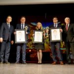 19.12.2019. Kielce. Gala XXI Świętokrzyskiej Nagrody Jakości. Na zdjęciu (od lewej): Andrzej Pruś - przewodniczący sejmiku województwa świętokrzyskiego, Zdzisław Wojtycha - prezes zarządu Elporem i Elpoautomatyka Sp. z o.o, Paulina Połowniak - specjalista ds. ochrony danych w Przedsiębiorstwie Wielobranżowym Paweł Szostak "Vanstar", Paweł Wojtasik - dyrektor Samodzielnego Publicznego Zespołu Zakładów Opieki Zdrowotnej w Staszowie i Andrzej Bętkowski - marszałek województwa świętokrzyskiego / Piotr Kwaśniewski / Radio Kielce