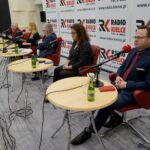 22.12.2019. Kielce. Studio Polityczne Radia Kielce. Na zdjęciu (od lewej): Krzysztof Lipiec - poseł PiS, Katarzyna Czech-Kruczek - radna Rady Miasta Kielce, Czesław Siekierski - poseł PSL-Kukiz'15, Julia Polakowska - Konfederacja Wolność i Niepodległość i Andrzej Szejna - poseł Lewicy / Piotr Kwaśniewski / Radio Kielce