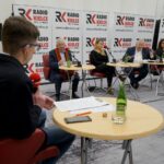 22.12.2019. Kielce. Studio Polityczne Radia Kielce. Na zdjęciu (od lewej): Michał Kita - Radio Kielce, Krzysztof Lipiec - poseł PiS, Katarzyna Czech-Kruczek - radna Rady Miasta Kielce, Czesław Siekierski - poseł PSL-Kukiz'15, Julia Polakowska - Konfederacja Wolność i Niepodległość i Andrzej Szejna - poseł Lewicy / Piotr Kwaśniewski / Radio Kielce