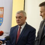 06.12.2019. Kielce. Konferencja dotycząca Świętokrzyskiego Kongresu Organizacji Pozarządowych. Na zdjęciu: Andrzej Bętkowski - marszałek województwa świętokrzyskiego i  Wojciech Kaczmarczyk - dyrektor Narodowego Instytutu Wolności / Maciej Tofil / Radio Kielce