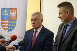 06.12.2019. Kielce. Konferencja dotycząca Świętokrzyskiego Kongresu Organizacji Pozarządowych. Na zdjęciu: Andrzej Bętkowski - marszałek województwa świętokrzyskiego i Wojciech Kaczmarczyk - dyrektor Narodowego Instytutu Wolności / Maciej Tofil / Radio Kielce