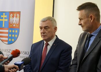 06.12.2019. Kielce. Konferencja dotycząca Świętokrzyskiego Kongresu Organizacji Pozarządowych. Na zdjęciu: Andrzej Bętkowski - marszałek województwa świętokrzyskiego i  Wojciech Kaczmarczyk - dyrektor Narodowego Instytutu Wolności / Maciej Tofil / Radio Kielce