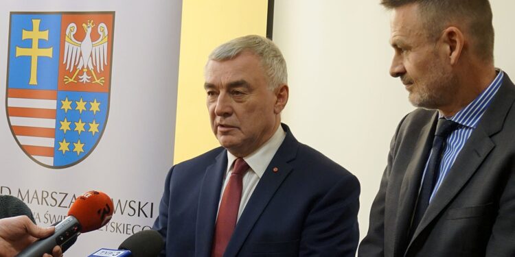 06.12.2019. Kielce. Konferencja dotycząca Świętokrzyskiego Kongresu Organizacji Pozarządowych. Na zdjęciu: Andrzej Bętkowski - marszałek województwa świętokrzyskiego i  Wojciech Kaczmarczyk - dyrektor Narodowego Instytutu Wolności / Maciej Tofil / Radio Kielce