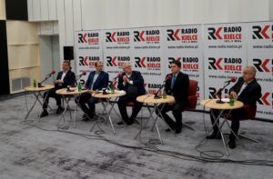 29.12.2019 Kielce. Studio Polityczne Radia Kielce. Na zdjęciu (od lewej): Andrzej Pruś - PiS, Michał Braun - PO, Czesław Siekierski - PSL, Łukasz Wilczyński - Konfederacja, Jacek Skórski - SLD / Karol Żak / Radio Kielce