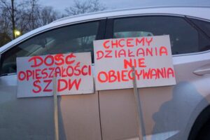 09.12.2019. Brzeziny. Mieszkańcy zablokowali drogę wojewódzką 763 / Wiktor Dziarmaga / Radio Kielce