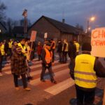 09.12.2019. Brzeziny. Mieszkańcy zablokowali drogę wojewódzką 763 / Wiktor Dziarmaga / Radio Kielce