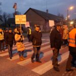 09.12.2019. Brzeziny. Mieszkańcy zablokowali drogę wojewódzką 763 / Wiktor Dziarmaga / Radio Kielce