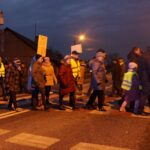 09.12.2019. Brzeziny. Mieszkańcy zablokowali drogę wojewódzką 763 / Wiktor Dziarmaga / Radio Kielce