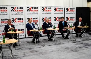 29.12.2019 Kielce. Studio Polityczne Radia Kielce. Na zdjęciu (od lewej): Andrzej Pruś - PiS, Michał Braun - PO, Czesław Siekierski - PSL, Łukasz Wilczyński - Konfederacja, Jacek Skórski - SLD / Karol Żak / Radio Kielce