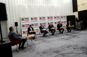 29.12.2019 Kielce. Studio Polityczne Radia Kielce. Na zdjęciu (od lewej): Radosław Podsiadły - Radio Kielce, Andrzej Pruś - PiS, Michał Braun - PO, Czesław Siekierski - PSL, Łukasz Wilczyński - Konfederacja, Jacek Skórski - SLD / Karol Żak / Radio Kielce