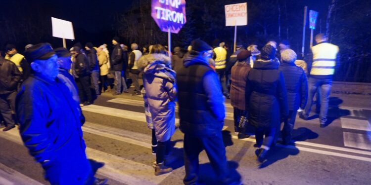 12.12.2019 Brzeziny. Protest mieszkańców / Wiktor Dziarmaga / Radio Kielce