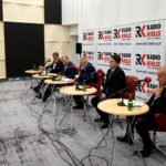 29.12.2019 Kielce. Studio Polityczne Radia Kielce. Na zdjęciu (od lewej): Radosław Podsiadły - Radio Kielce, Andrzej Pruś - PiS, Michał Braun - PO, Czesław Siekierski - PSL, Łukasz Wilczyński - Konfederacja, Jacek Skórski - SLD / Karol Żak / Radio Kielce
