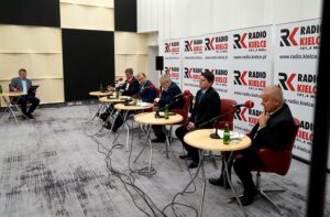 29.12.2019 Kielce. Studio Polityczne Radia Kielce. Na zdjęciu (od lewej): Radosław Podsiadły - Radio Kielce, Andrzej Pruś - PiS, Michał Braun - PO, Czesław Siekierski - PSL, Łukasz Wilczyński - Konfederacja, Jacek Skórski - SLD / Karol Żak / Radio Kielce