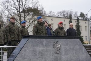 20.12.2019. Kielce. Obchody Dnia Pamięci Poległych na Misjach. Na zdjęciu (w środku): płk Paweł Chabielski - komendant Centrum Przygotowań do Misji Zagranicznych w Kielcach i Jarosław Rusiecki - senator PiS / Michał Kita / Radio Kielce