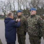 20.12.2019. Kielce. Obchody Dnia Pamięci Poległych na Misjach. Odznaczenia wręcza senator Jarosław Rusiecki / Michał Kita / Radio Kielce