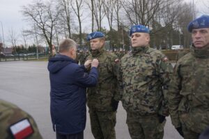 20.12.2019. Kielce. Obchody Dnia Pamięci Poległych na Misjach. Odznaczenia wręcza senator Jarosław Rusiecki / Michał Kita / Radio Kielce