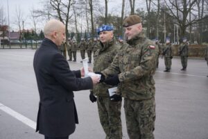 20.12.2019. Kielce. Obchody Dnia Pamięci Poległych na Misjach. Na zdjęciu (od lewej): Krzysztof Szczerba - zastępca dyrektora oddziału okręgowego NBP w Kielcach, płk Paweł Chabielski - komendant Centrum Przygotowań do Misji Zagranicznych w Kielcach i Piotr Gadomski - zastępca dowódcy 10. Świętokrzyskiej Brygady Obrony Terytorialnej / Michał Kita / Radio Kielce