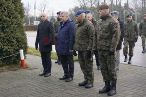 20.12.2019. Kielce. Obchody Dnia Pamięci Poległych na Misjach. Na zdjęciu (od lewej): Krzysztof Szczerba - zastępca dyrektora oddziału okręgowego NBP w Kielcach, Jarosław Rusiecki - senator PiS, płk Paweł Chabielski - komendant Centrum Przygotowań do Misji Zagranicznych w Kielcach i Piotr Gadomski - zastępca dowódcy 10. Świętokrzyskiej Brygady Obrony Terytorialnej / Michał Kita / Radio Kielce