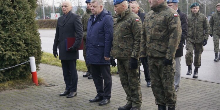 20.12.2019. Kielce. Obchody Dnia Pamięci Poległych na Misjach. Na zdjęciu (od lewej): Krzysztof Szczerba - zastępca dyrektora oddziału okręgowego NBP w Kielcach, Jarosław Rusiecki - senator PiS, płk Paweł Chabielski - komendant Centrum Przygotowań do Misji Zagranicznych w Kielcach i Piotr Gadomski - zastępca dowódcy 10. Świętokrzyskiej Brygady Obrony Terytorialnej / Michał Kita / Radio Kielce