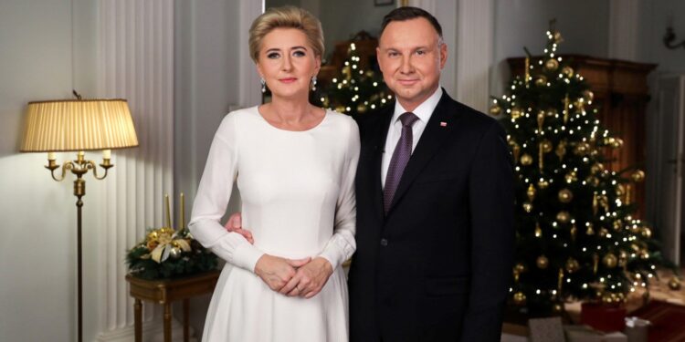 Agata Kornhauser-Duda i Andrzej Duda składają życzenia z okazji świąt Bożego Narodzenia / prezydent.pl