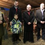 22.12.2019 Sandomierz. Żywa szopka. Na zdjęciu Dorota Tarnawska - dyrektor OPS, Marcin Marzec - burmistrz Sandomierza z synem, biskup Krzysztof Nitkiewicz, Wojciech Czerwiec - przewodniczący Rady Miasta / Grażyna Szlęzak-Wójcik / Radio Kielce