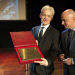 18.12.2019 Skarżysko. Gala jubileuszowa 50-lecia Muzeum im. Orła Białego. Na zdjęciu (od lewej): Grzegorz Bień - dyrektor placówki i wicewojewoda Rafał Nowak / Anna Głąb / Radio Kielce