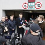 30.12.2019 Kielce. Nowe bloki KTBS przy ul. Zapolskiej. Przekazanie kluczy lokatorom. Na zdjęciu (od lewej): Arkadiusz Kubiec - wiceprezydent Kielc, Winicjusz Żyła - prezes KTBS i Bogdan Wenta - prezydent Kielc / Jarosław Kubalski / Radio Kielce