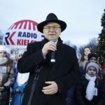 17.12.2019. Końskie. Radio Kielce rozdawało choinki dla słuchaczy. Na zdjęciu: Krzysztof Obratański - burmistrz Końskich / Jarosław Kubalski / Radio Kielce