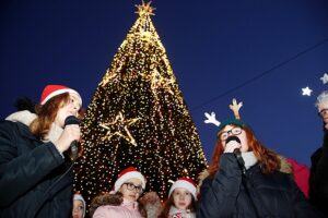 06.12.2019 Kielce. Świąteczna choinka rozbłysła na Rynku / Jarosław Kubalski / Radio Kielce