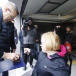 30.12.2019 Kielce. Nowe bloki KTBS przy ul. Zapolskiej. Klucze lokatorom przekazuje prezydent Bogdan Wenta (z lewej) / Jarosław Kubalski / Radio Kielce