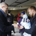 30.12.2019 Kielce. Nowe bloki KTBS przy ul. Zapolskiej. Klucze lokatorom przekazuje prezydent Bogdan Wenta (z lewej) / Jarosław Kubalski / Radio Kielce