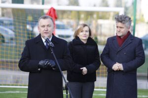 06.12.2019. Chęciny. Otwarcie obiektów sportowych w szkole podstawowej im. Jana Kochanowskiego. Na zdjęciu (od lewej): Robert Jaworski - burmistrz Chęcin, Anna Krupka - wiceminister sportu, Krzysztof Słoń - senator PiS / Jarosław Kubalski / Radio Kielce