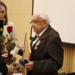 10.12.2019. Kielce. Sesja sejmiku. Na zdjęciu: Józef Dzikowski - honorowy prezes Związku Sybiraków (z lewej) otrzymuje Odznakę Honorową Województwa Świętokrzyskiego z rąk Andrzeja Bętkowskiego - marszałka województwa / Jarosław Kubalski / Radio Kielce