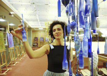 Bombki, obrazy i instalacje szklane na wystawie w Pałacu Kołłątajów