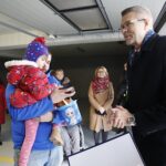 30.12.2019 Kielce. Nowe bloki KTBS przy ul. Zapolskiej. Klucze lokatorom przekazuje prezydent Bogdan Wenta (z prawej) / Jarosław Kubalski / Radio Kielce