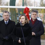 06.12.2019. Chęciny. Otwarcie obiektów sportowych w szkole podstawowej im. Jana Kochanowskiego. Na zdjęciu (od lewej): Robert Jaworski - burmistrz Chęcin, Anna Krupka - wiceminister sportu, Krzysztof Słoń - senator PiS / Jarosław Kubalski / Radio Kielce