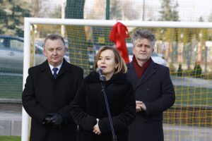 06.12.2019. Chęciny. Otwarcie obiektów sportowych w szkole podstawowej im. Jana Kochanowskiego. Na zdjęciu (od lewej): Robert Jaworski - burmistrz Chęcin, Anna Krupka - wiceminister sportu, Krzysztof Słoń - senator PiS / Jarosław Kubalski / Radio Kielce