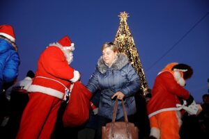 06.12.2019 Kielce. Świąteczna choinka rozbłysła na Rynku / Jarosław Kubalski / Radio Kielce