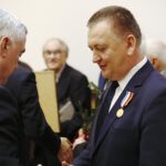 10.12.2019. Kielce. Sesja sejmiku. Na zdjęciu: Robert Jaworski - burmistrz Chęcin (z lewej) otrzymuje Odznakę Honorową Województwa Świętokrzyskiego z rąk Andrzeja Bętkowskiego - marszałka województwa / Jarosław Kubalski / Radio Kielce