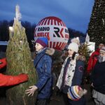17.12.2019. Końskie. Radio Kielce rozdawało choinki dla słuchaczy / Jarosław Kubalski / Radio Kielce