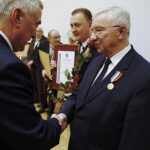 10.12.2019. Kielce. Sesja sejmiku. Na zdjęciu: poseł Krzysztof Lipiec (z lewej) otrzymuje Odznakę Honorową Województwa Świętokrzyskiego z rąk Andrzeja Bętkowskiego - marszałka województwa / Jarosław Kubalski / Radio Kielce